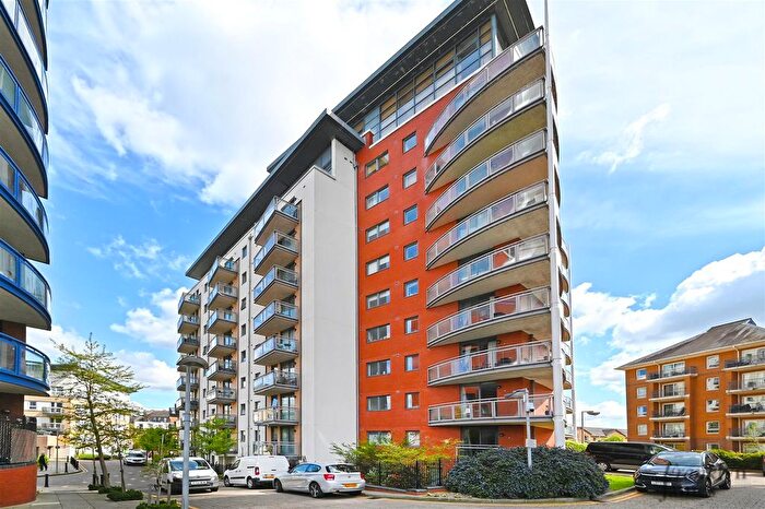 2 Bedroom Flat To Rent In Galaxy Building, Crews Street, E14