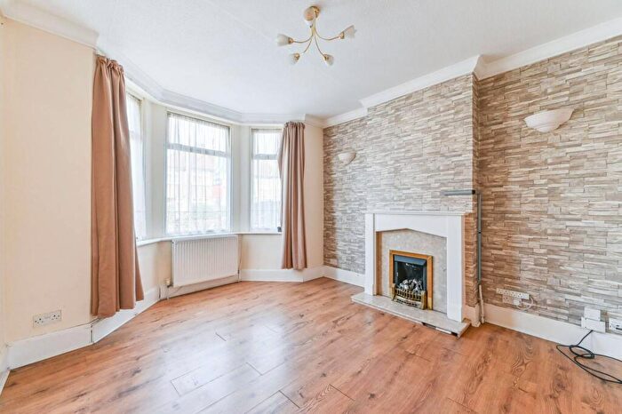 2 Bedroom Flat To Rent In South Lane, New Malden, KT3