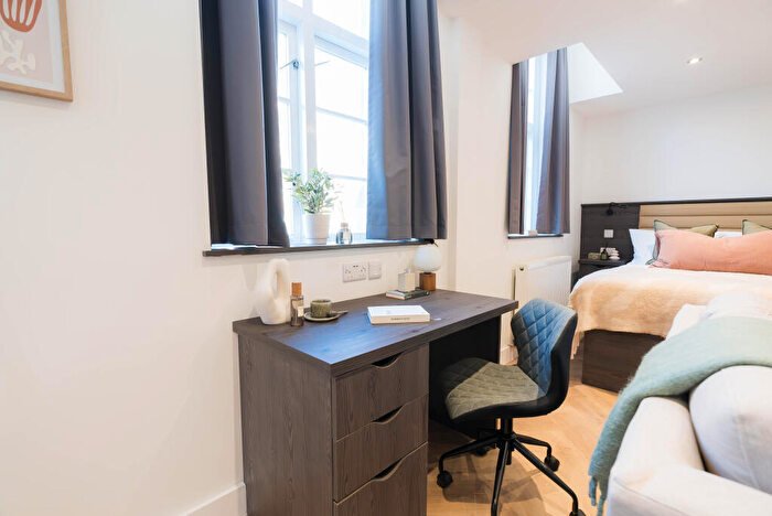 Apartment To Rent In Apt, Churchill House Residence #, LS1