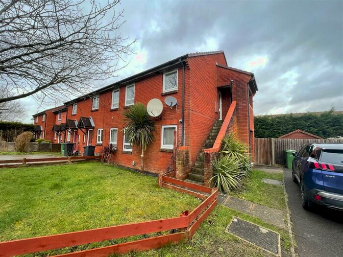 Flat To Rent In Brent Close, Thatcham, RG19