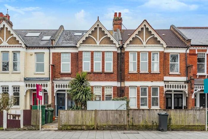 2 Bedroom Flat To Rent In Weir Road, London, SW12