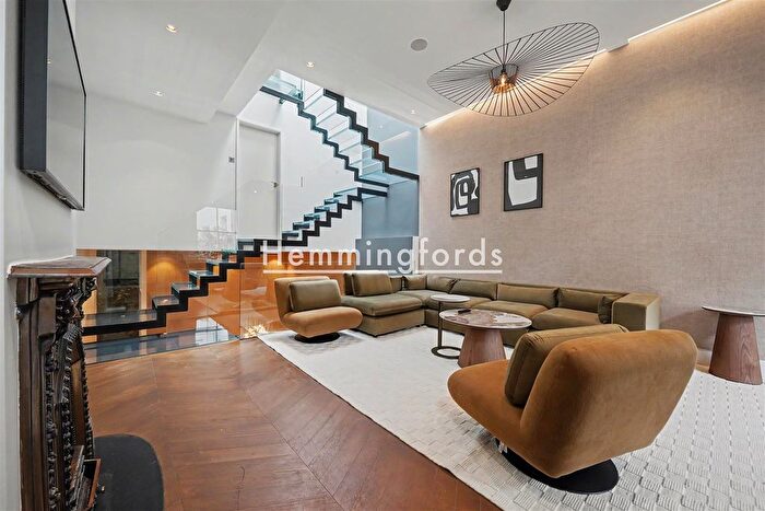 4 Bedroom Mews To Rent In Princes Mews, Bayswater, London, W2