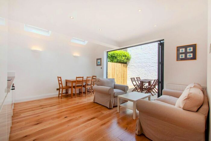 2 Bedroom Flat To Rent In Taybridge Road, Clapham Common North Side, London, SW11