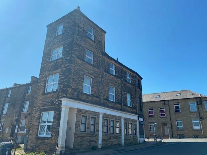 2 Bedroom Flat To Rent In Lister Lane, Halifax, West Yorkshire, HX1