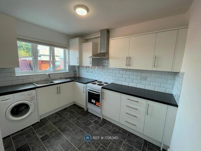1 Bedroom Flat To Rent In Manor Road, Chigwell, IG7