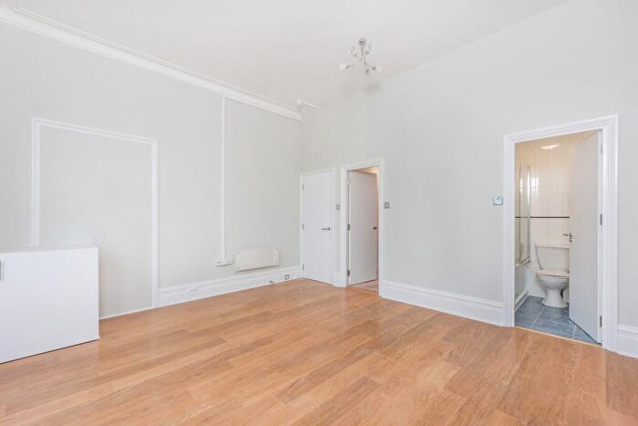 Flat To Rent In Arkwright Road, NW3