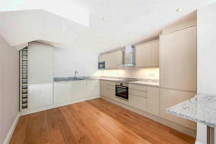 1 Bedroom Flat To Rent In Sheen Road, Richmond, Surrey, TW9