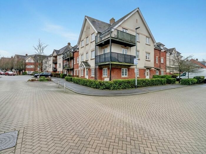 2 Bedroom Flat For Sale In Wellesbourne Crescent, High Wycombe, Buckinghamshire, HP13