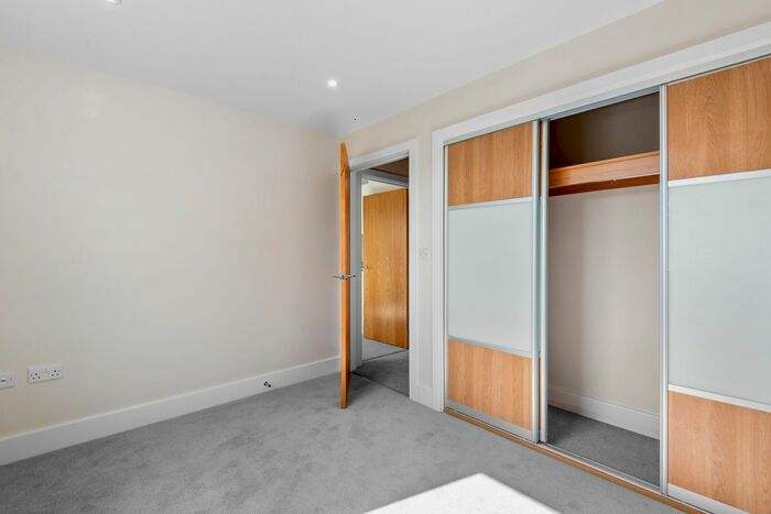 1 Bedroom Flat For Sale In Church Street, Epsom, KT17
