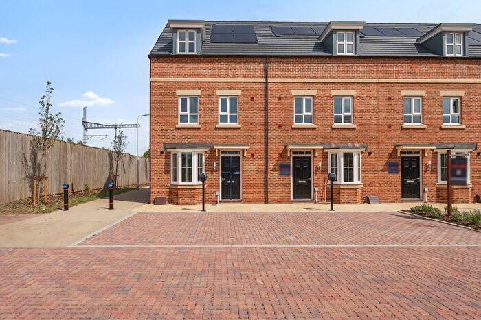 4 Bedroom Semi-Detached House To Rent In Filly Close, Newbury, RG14