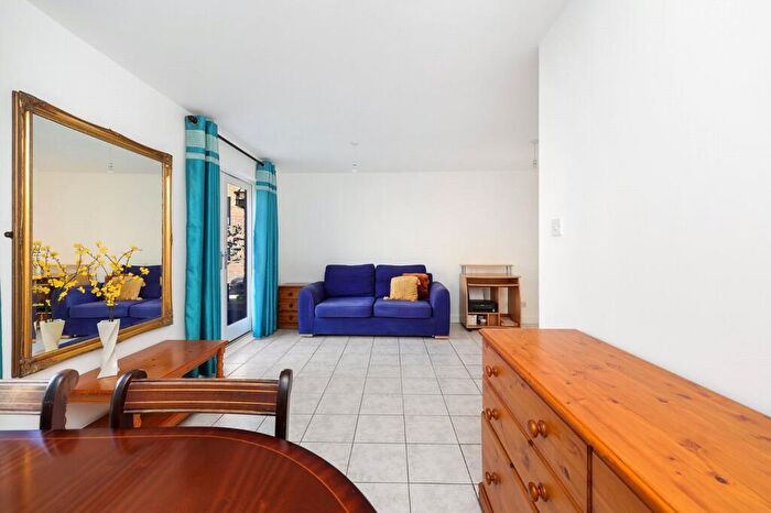 1 Bedroom Apartment To Rent In Kempton Court, E1