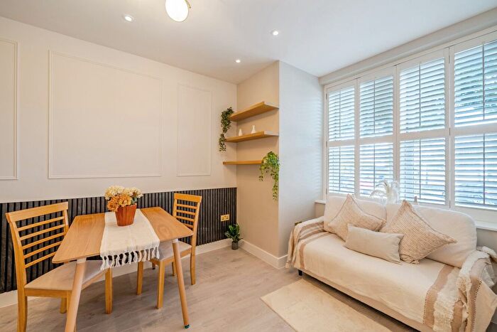 2 Bedroom Flat For Sale In Ellingham Road, London, W12
