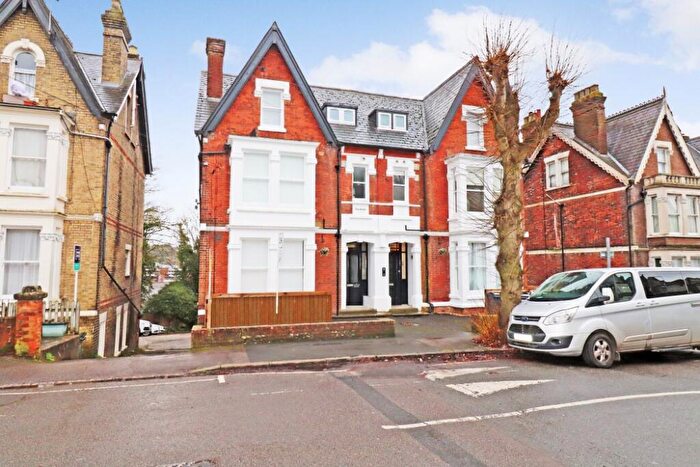 1 Bedroom Apartment To Rent In - Priory Avenue, High Wycombe, HP13