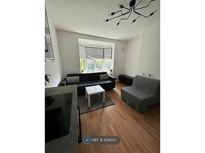 3 Bedroom Flat To Rent In Anderson House, London, SW17