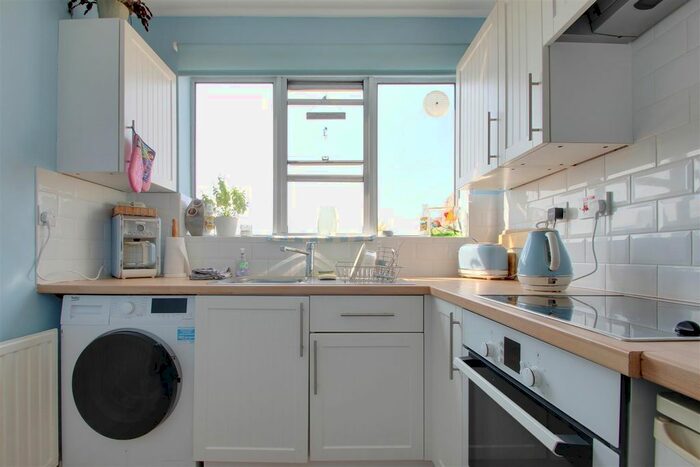 2 Bedroom Flat For Sale In Goring Road, Goring-By-Sea, Worthing, BN12