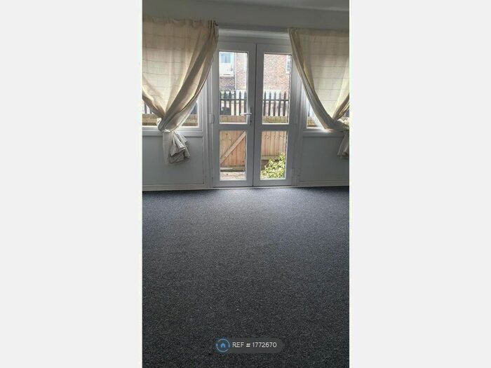 3 Bedroom Maisonette To Rent In Ailsa House, Salford, M6