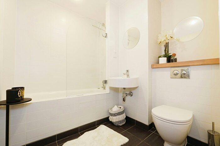 2 Bedroom Flat For Sale In Navigation Walk, Wakefield, West Yorkshire, WF1