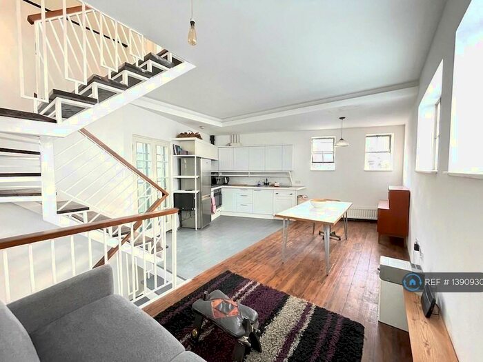 3 Bedroom Detached House To Rent In Willow Cottages, London, N16