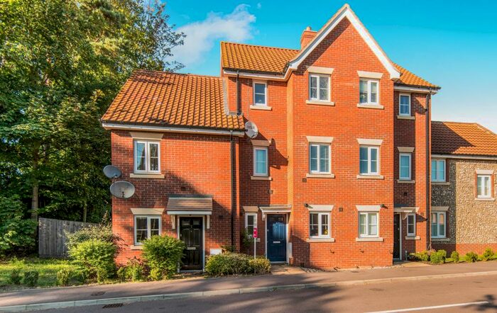 3 Bedroom Town House To Rent In Evergreen Way, Mildenhall, Bury St. Edmunds, IP28