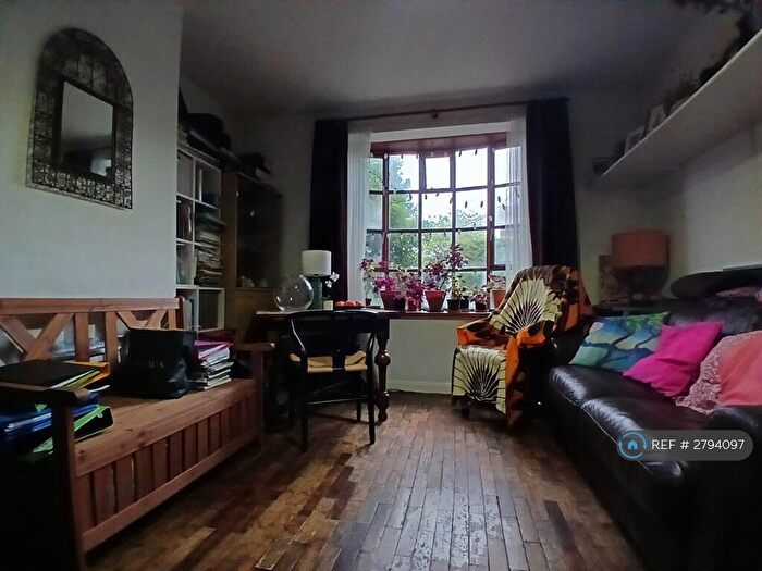 3 Bedroom Semi-Detached House To Rent In Cinderford Way, Bromley, BR1