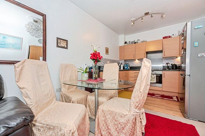 2 Bedroom Flat For Sale In Clovelly Place, Greenhithe, Kent, DA9