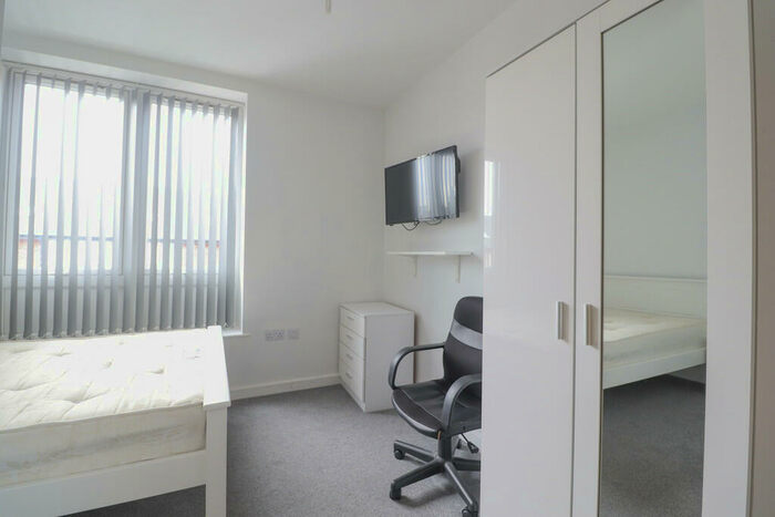 3 Bedroom Apartment To Rent In Phoenix Halls, CV1