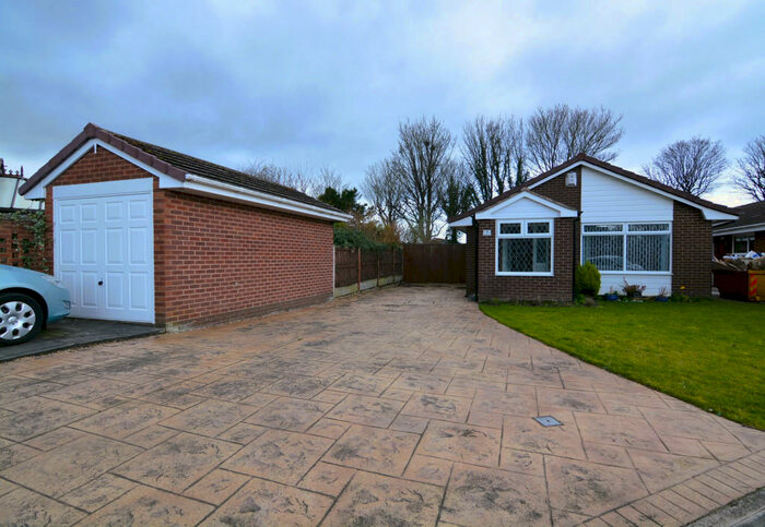 3 Bedroom Bungalow To Rent In Bellward Close, Spital, CH63