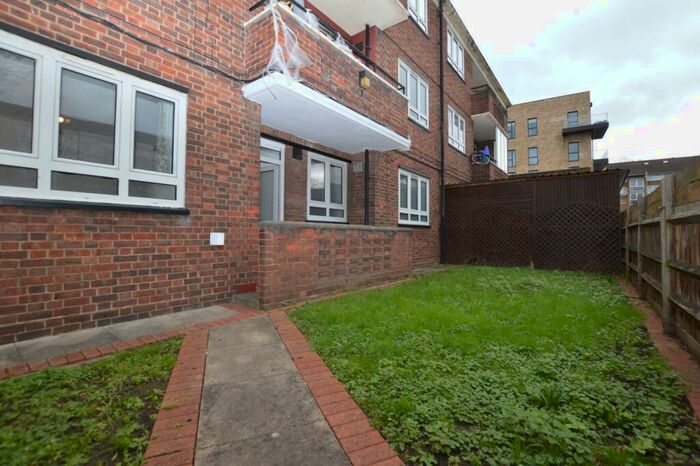 3 Bedroom Flat To Rent In Alder Close Peckham, SE15