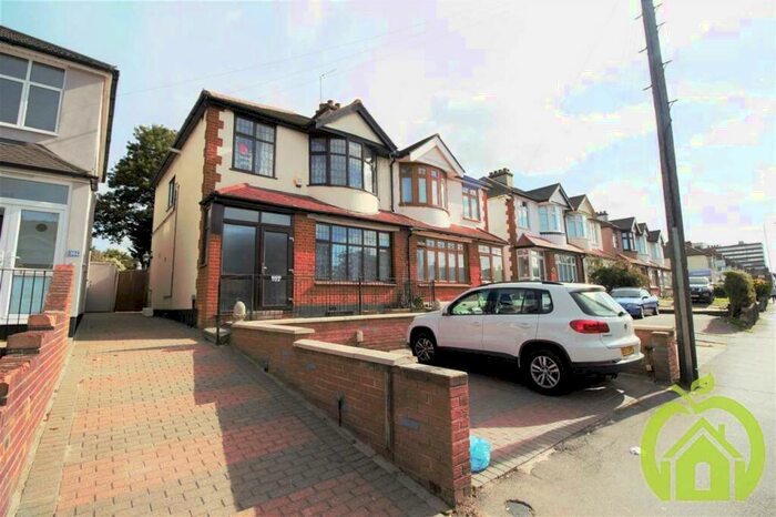 3 Bedroom Semi-Detached House To Rent In North Street, Romford, RM1