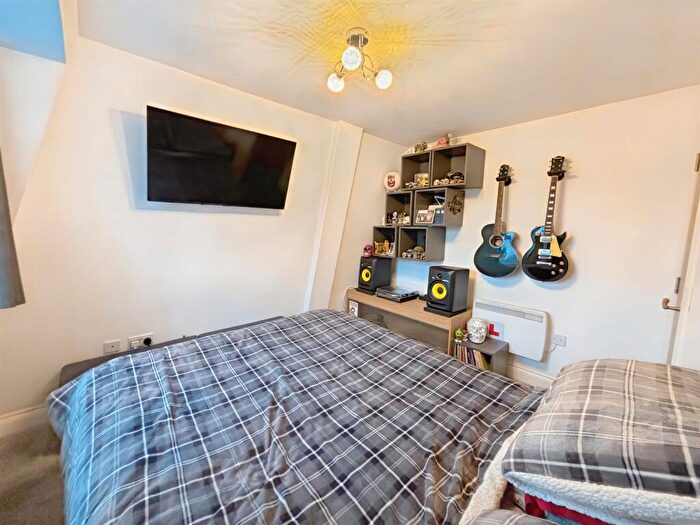 2 Bedroom Flat For Sale In Rayleigh Road, Hutton, Brentwood, CM13
