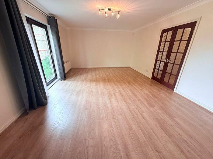 2 Bedroom Flat To Rent In Cricketers Close, Southgate, N14