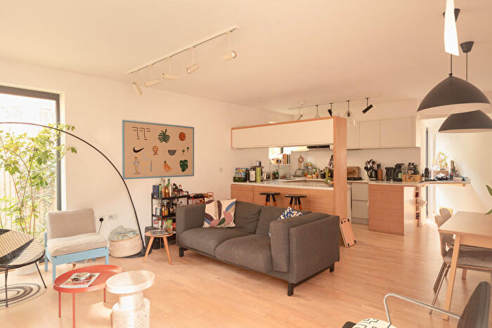 2 Bedroom Mews For Sale In Capitol Walk, Forest Hill, London, SE23
