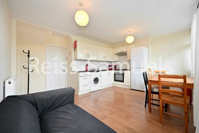 4 Bedroom Flat To Rent In Olney Road, Kennington, Southwark, London, SE17