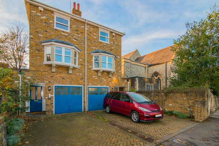 3 Bedroom Detached House To Rent In Townshend Road, Richmond, TW9