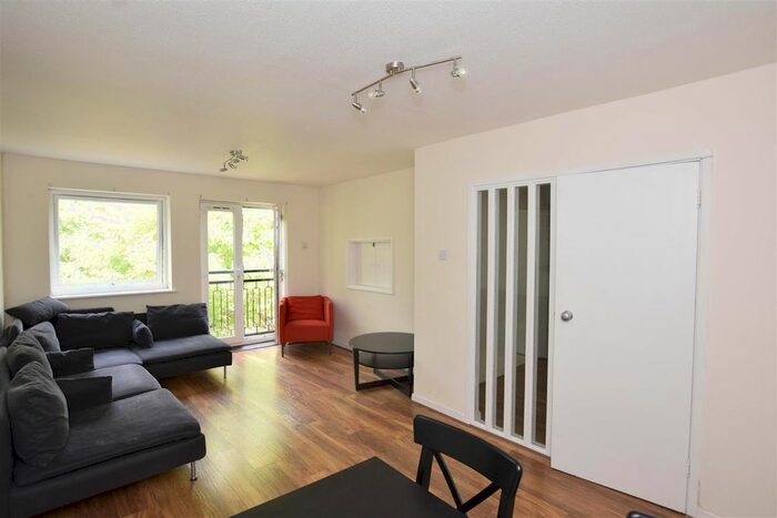 2 Bedroom Flat To Rent In Crown Walk, Wembley, HA9