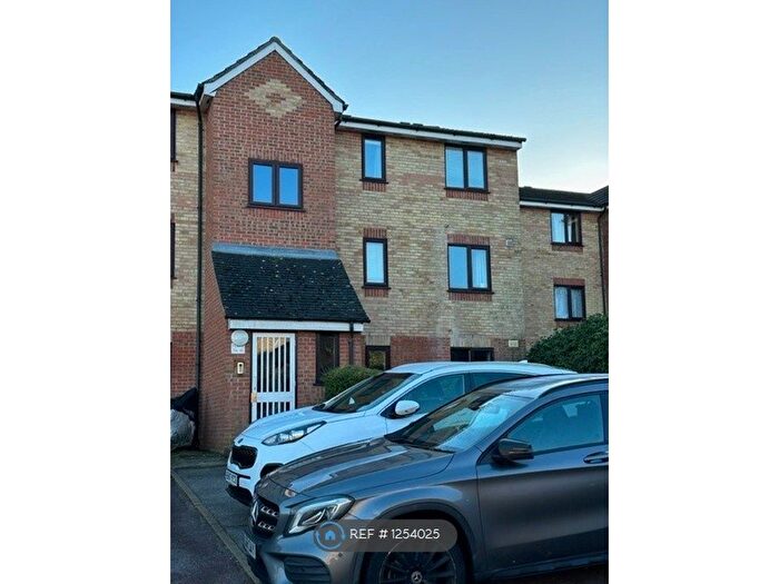 2 Bedroom Flat To Rent In Prestatyn Close, Stevenage, SG1
