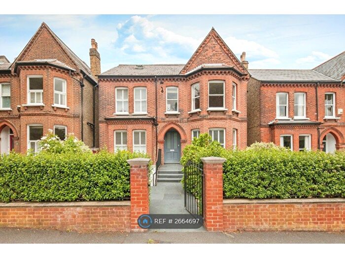 2 Bedroom Flat To Rent In Palace Road, London, SW2