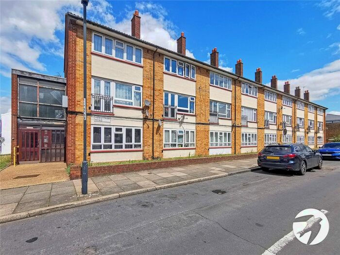 2 Bedroom Maisonette To Rent In Heavitree Road, London, SE18