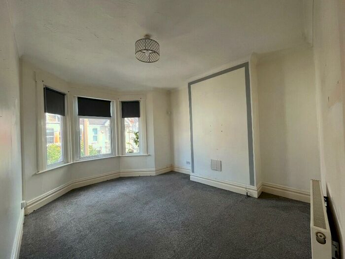 2 Bedroom Flat To Rent In Hainault Avenue, Westcliff-On-Sea, Essex, SS0