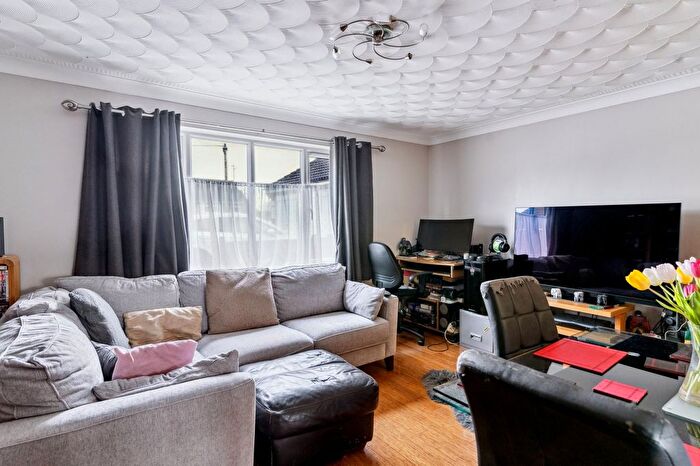 2 Bedroom Flat For Sale In Old Hale Way, Hitchin, SG5