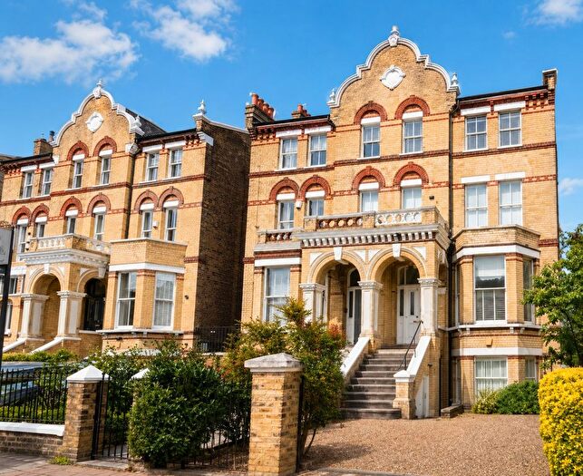 2 Bedroom Maisonette To Rent In The Chase, London, SW4