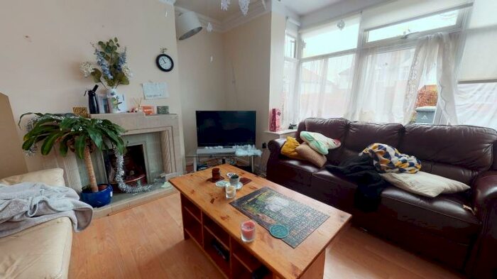 6 Bedroom Semi-Detached House To Rent In Becketts Park Drive, Headingley, Leeds, LS6