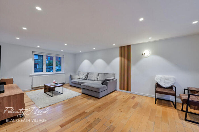 4 Bedroom End Of Terrace House For Sale In Meadowside, London, SE9