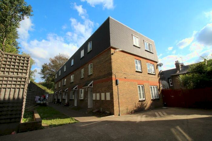 2 Bedroom Flat To Rent In Bankside Place, Manor House, N4