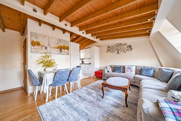 2 Bedroom Flat For Sale In Green Lanes, Newington Green, London, N16