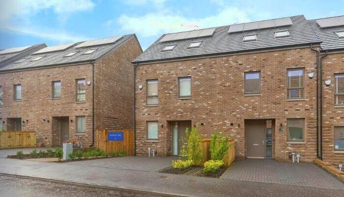 3 Bedroom Town House To Rent In Training Drive, Glasgow, G13
