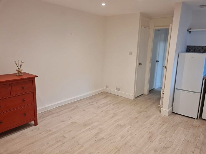 1 Bedroom Flat To Rent In Weavers Close, Isleworth, London, TW7