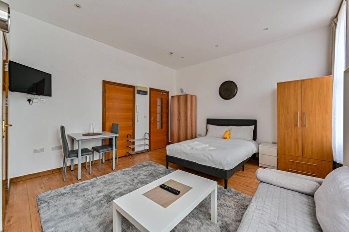 Studio To Rent In Kempsford Gardens, Earls Court, London, SW5