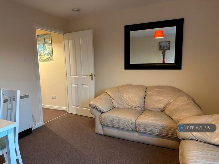 2 Bedroom Flat To Rent In Queens Crescent, Livingston, EH54
