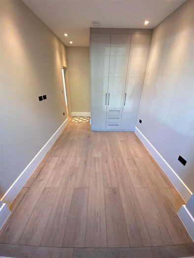 Studio To Rent In Wykeham Road, London, NW4